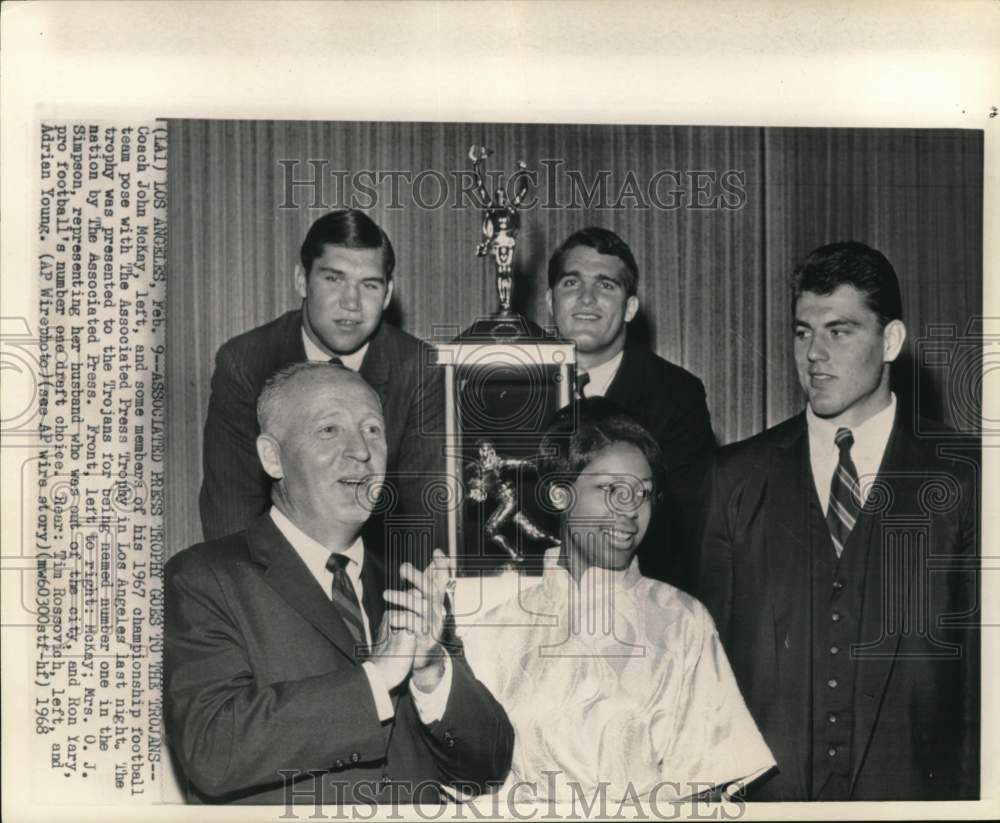 1968 Press Photo USC Trojans' John McKay & teammates, trophy, Los Angeles- Historic Images