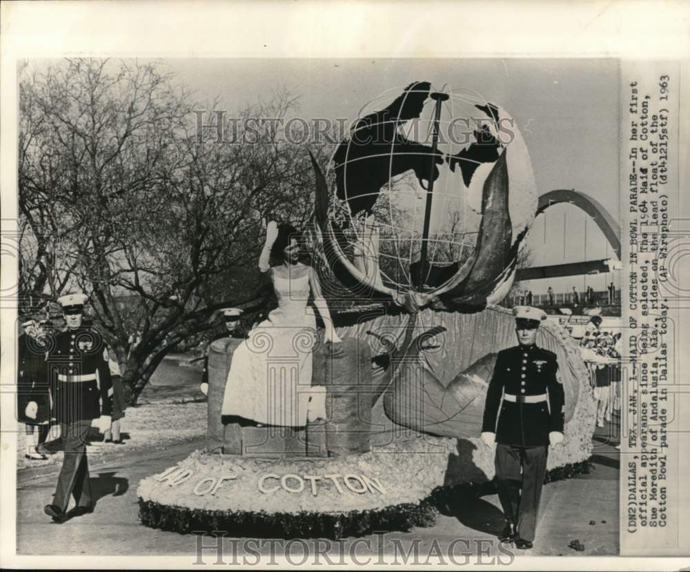 1963 Press Photo Sue Meredith "Maid of Cotton" in Cotton Bowl parade, Dallas, TX - Historic Images