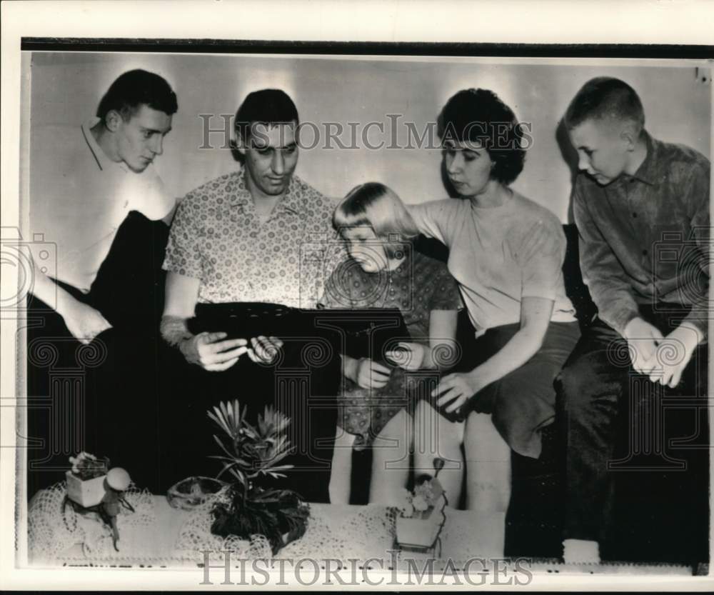 1963 Press Photo Ex-basketball player Bevo Francis & family, Highlandtown, Ohio- Historic Images