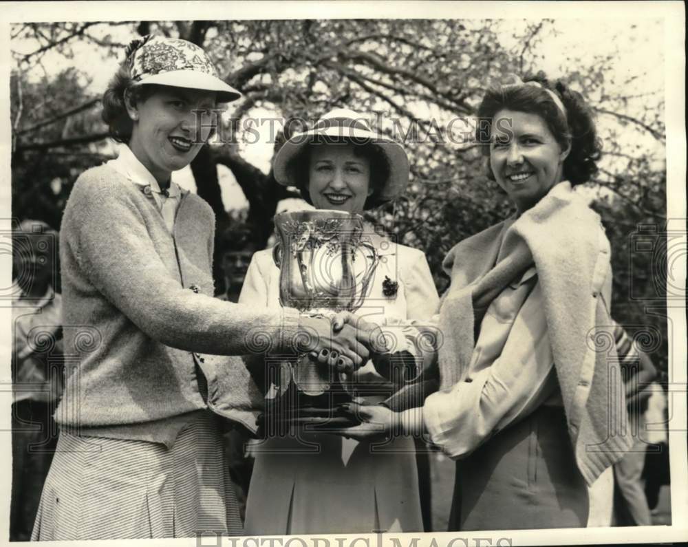 1942 Press Photo Betty Jameson, Mrs. F.A. Bunte, Mrs. Russell Mann At Golf Meet - Historic Images