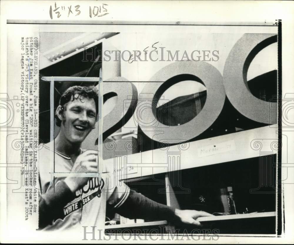 1974 Press Photo Chicago White Sox Baseball Pitcher Jim Kaat With 200 Win Symbol - Historic Images