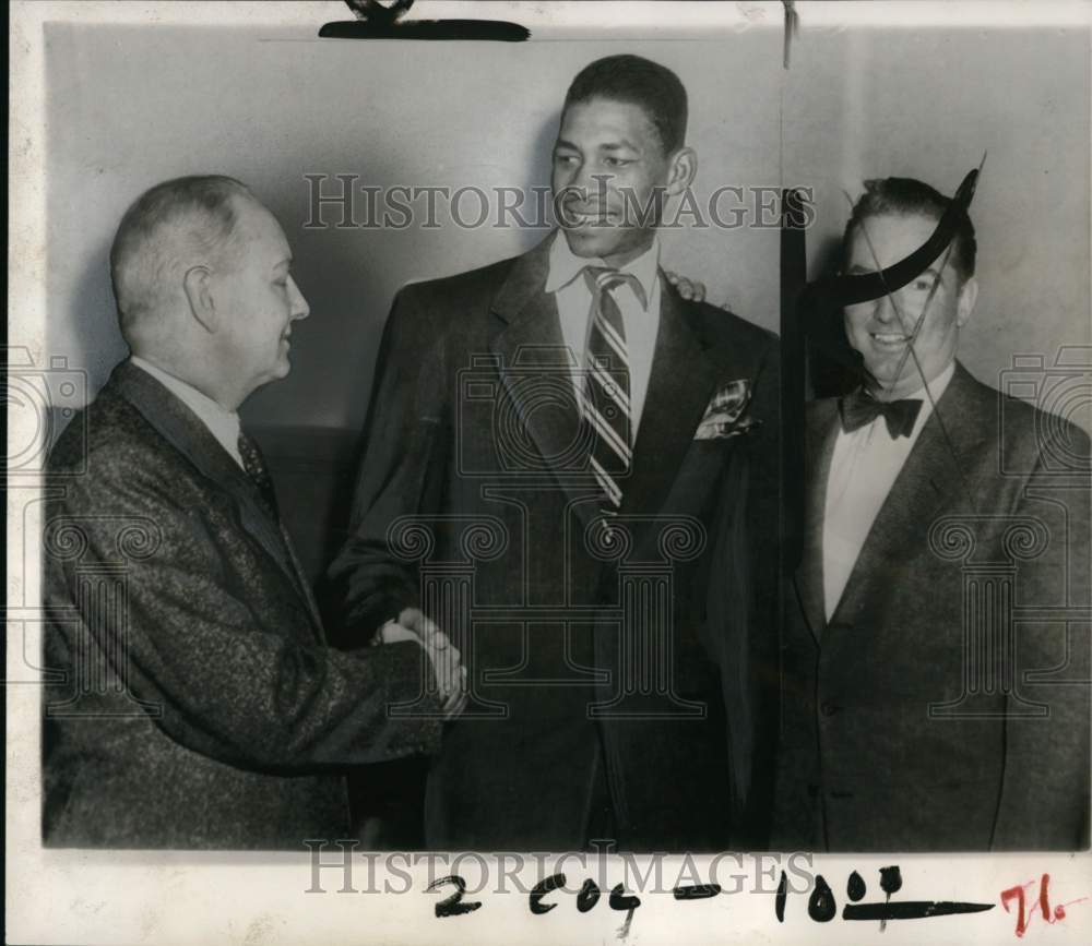 1951 Press Photo District Attorney DeLuca Thanks Manhattan Basketball's Kellogg - Historic Images