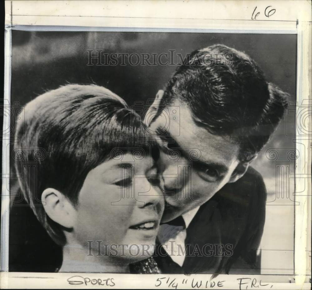 1968 Press Photo Brother And Sister Ice Skating Pair Ron And Cynthia Kauffman - Historic Images