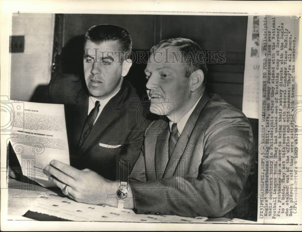 1963 Press Photo Eagles&#39; King Hill &amp; Sonny Jurgensen, Football, Philadelphia - Historic Images