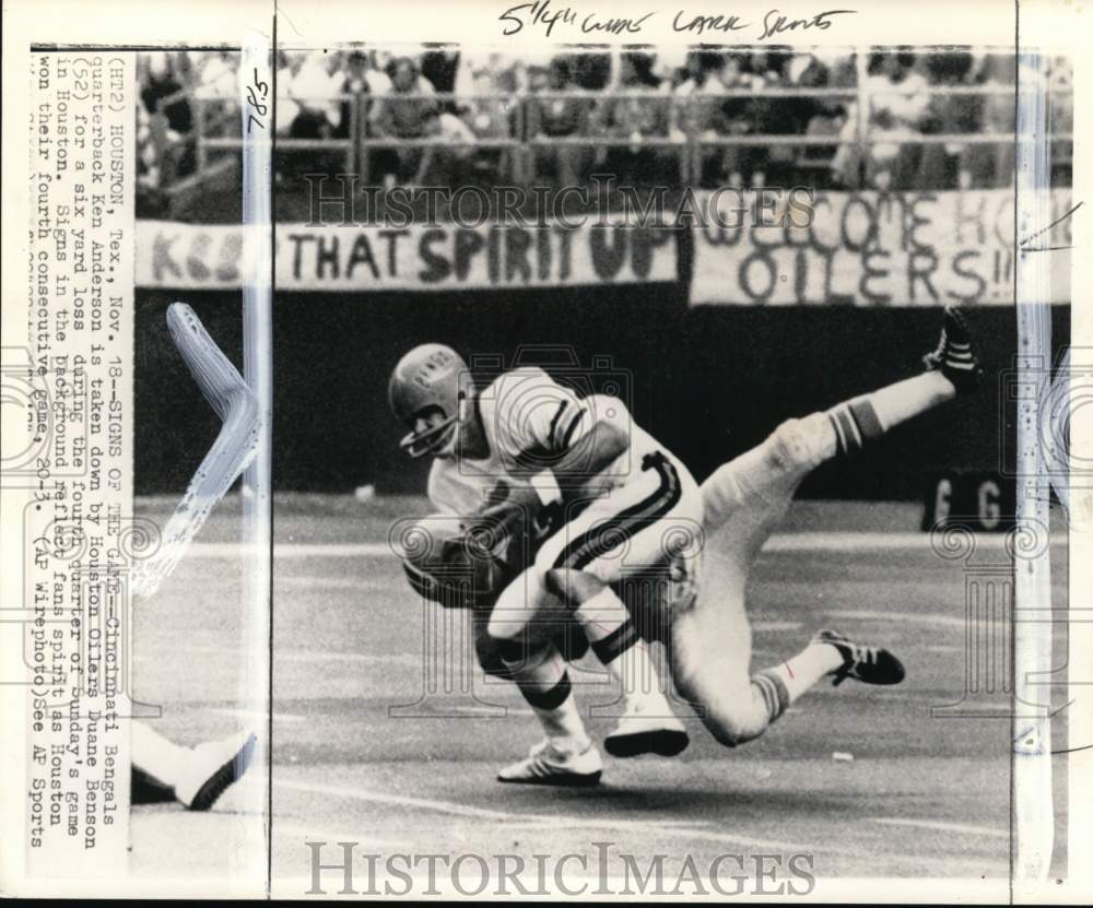 1974 Press Photo Bengal Football&#39;s Ken Anderson Tackled By Oiler Duane Benson - Historic Images