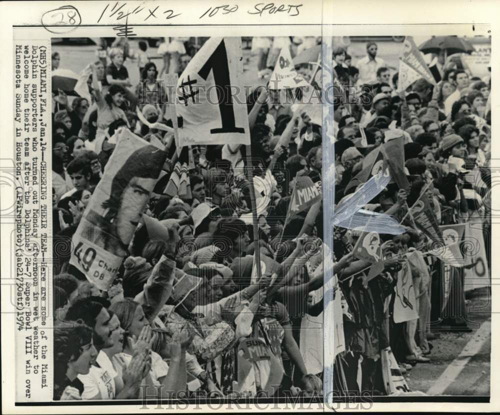 1974 Press Photo Dolphin Football Fans Wait For Team In Miami After Super Bowl- Historic Images