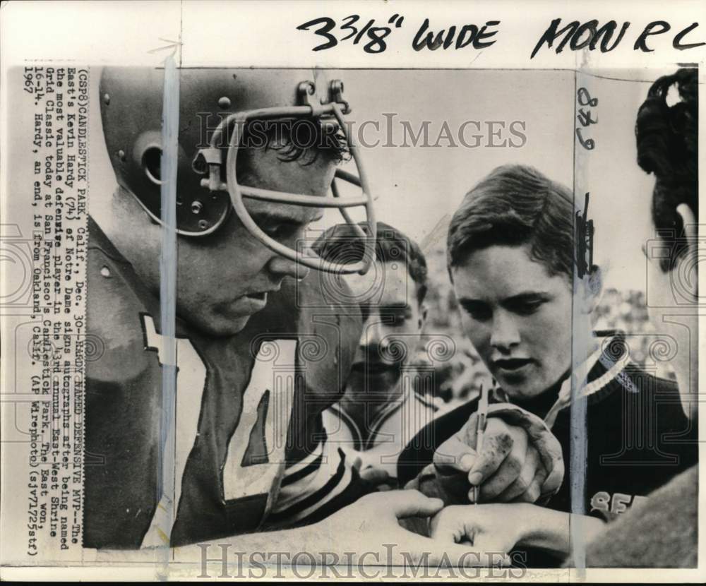 1967 Press Photo Notre Dame&#39;s Kevin Hardy signs autographs, Football, California- Historic Images