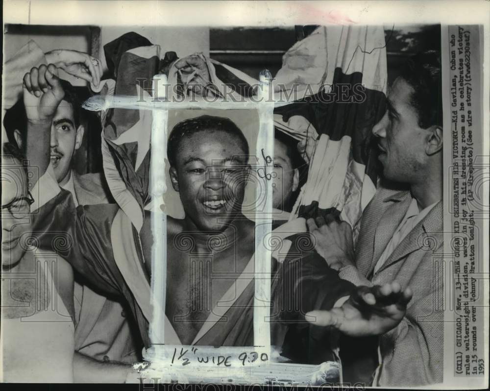 1953 Press Photo Boxer Kid Gavilan celebrates, others, dressing room, Chicago - Historic Images