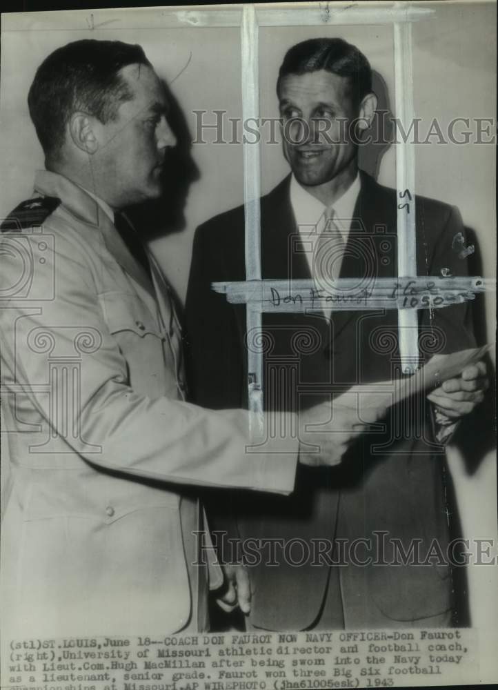 1943 Press Photo Lieutenant Commander Hugh MacMillan, Don Faurot, sworn to Navy - Historic Images