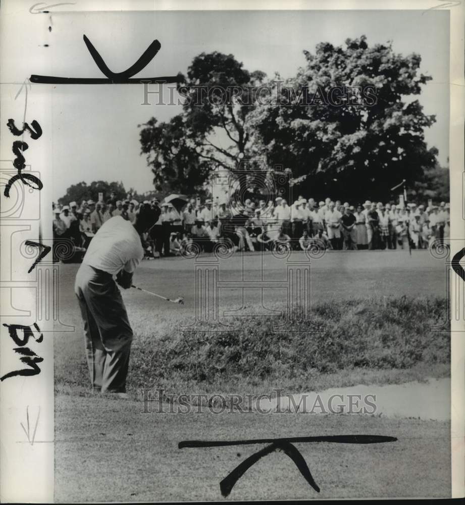 1957 Press Photo Golfer Don Whitt makes shot in PGA Tournament, Dayton, Ohio - Historic Images