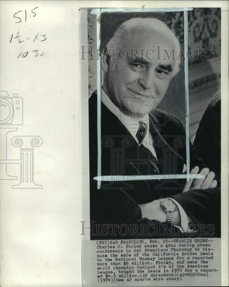 1974 Press Photo Baseball owner Charles O Finley at press conference, California - Historic Images