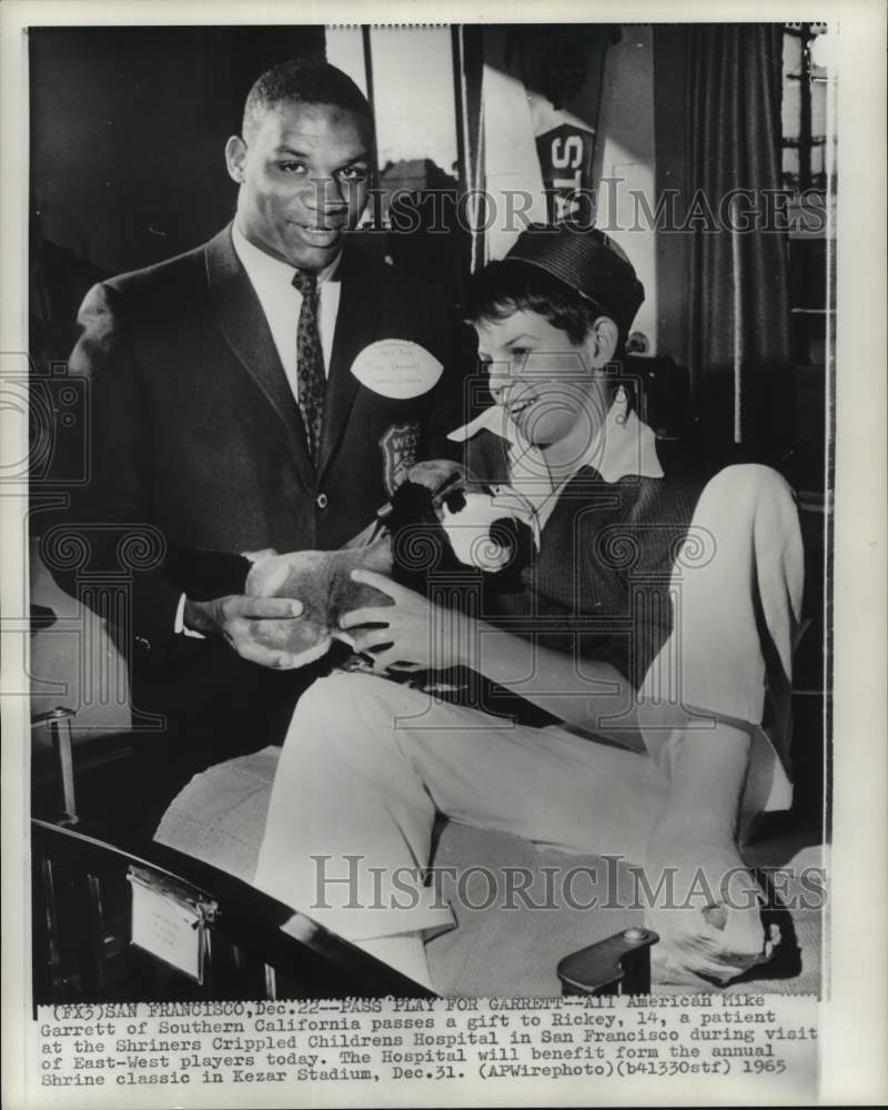 1965 Press Photo Football player Mike Garrett &amp; child patient Rickey, CA - Historic Images