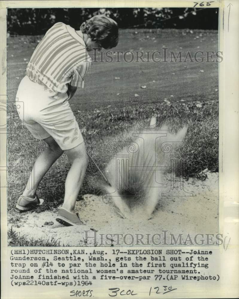 1964 Press Photo Joanne Gunderson in trap, women&#39;s amateur golf, Hutchinson, KS - Historic Images