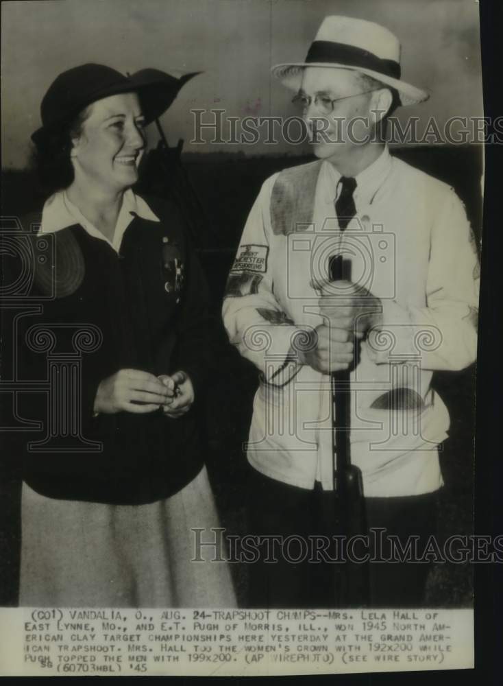 1945 Press Photo Lela Hall &amp; E T Pugh, Grand American trapshoot champions, Ohio- Historic Images