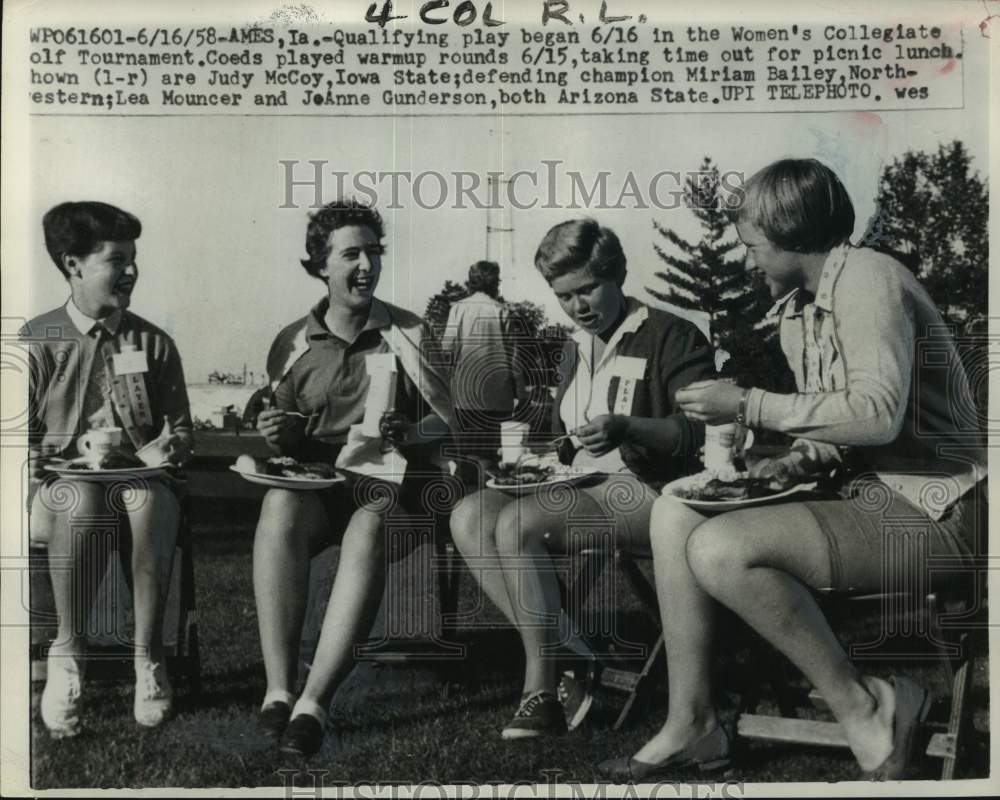 1958 Press Photo Jo Anne Gunderson &amp; fellow women golfers at lunch, Ames, Iowa- Historic Images