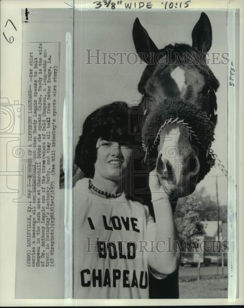 1975 Press Photo Mrs. Toody Leggio &amp; horse Bold Chapeau, Louisville, Kentucky - Historic Images