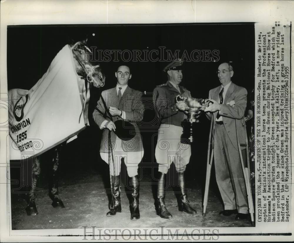 1955 Press Photo Joe Green wins &quot;Jumper of the Year&quot;, National Horse Show, NY - Historic Images