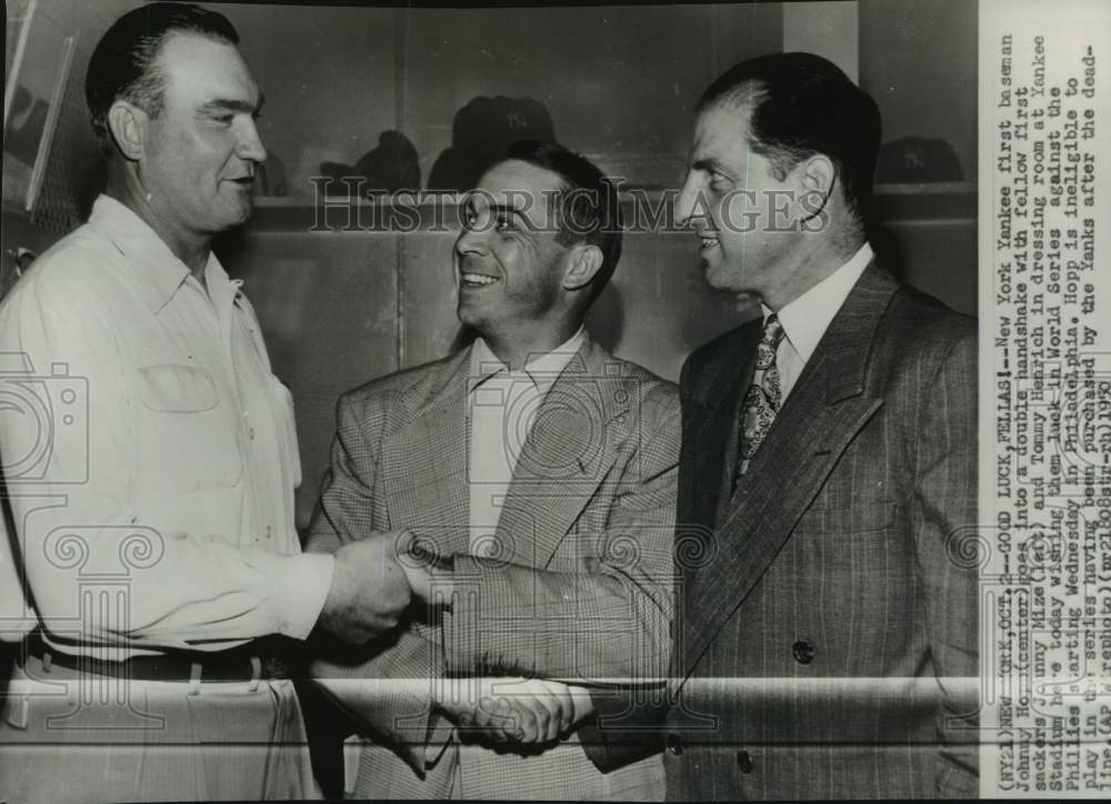 1950 Press Photo New York Yankees&#39; Johnny Hopp engaged in double handshake, NY- Historic Images