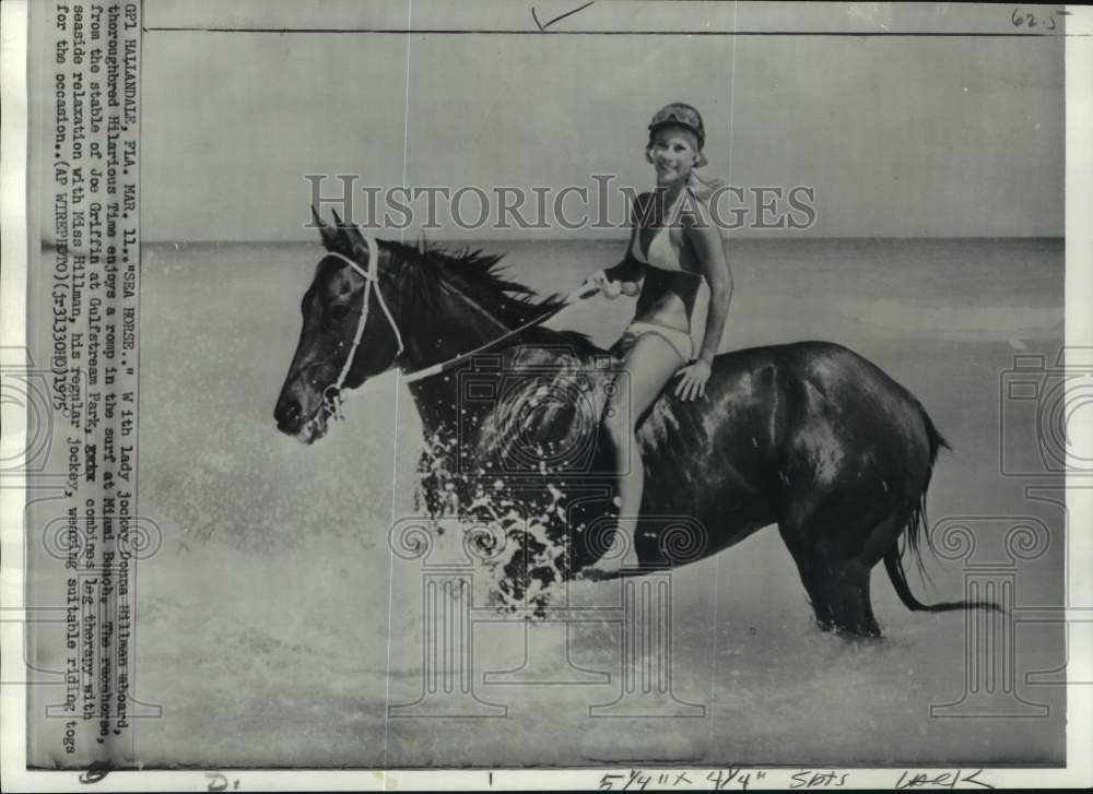 1975 Press Photo Jockey Donna Hillman on racehorse Hilarious Time in Miami Beach - Historic Images