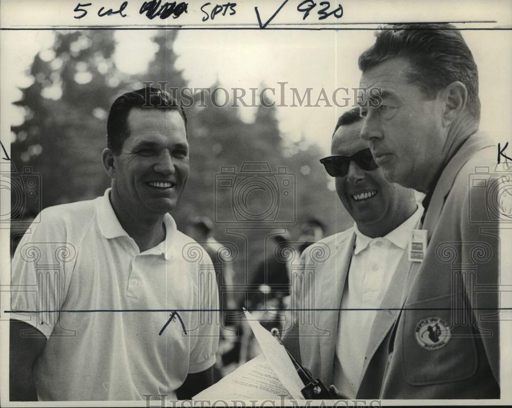 1966 Press Photo Golfer Bob Goalby with officials, Greater Seattle-Everett Open - Historic Images