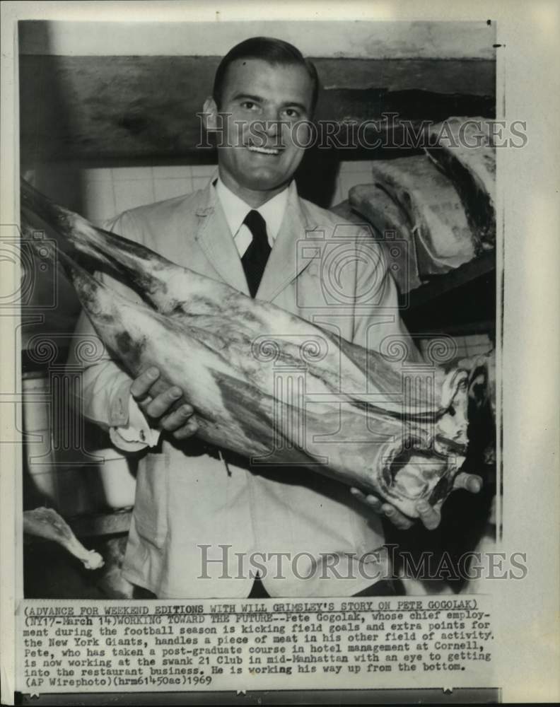 1969 Press Photo Football player Pete Gogolak handles meat at his other job, NY- Historic Images