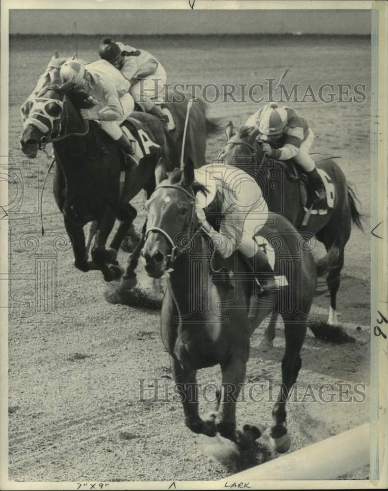 1969 Press Photo Fleeting Class on way his to victory, British Columbia Handicap - Historic Images