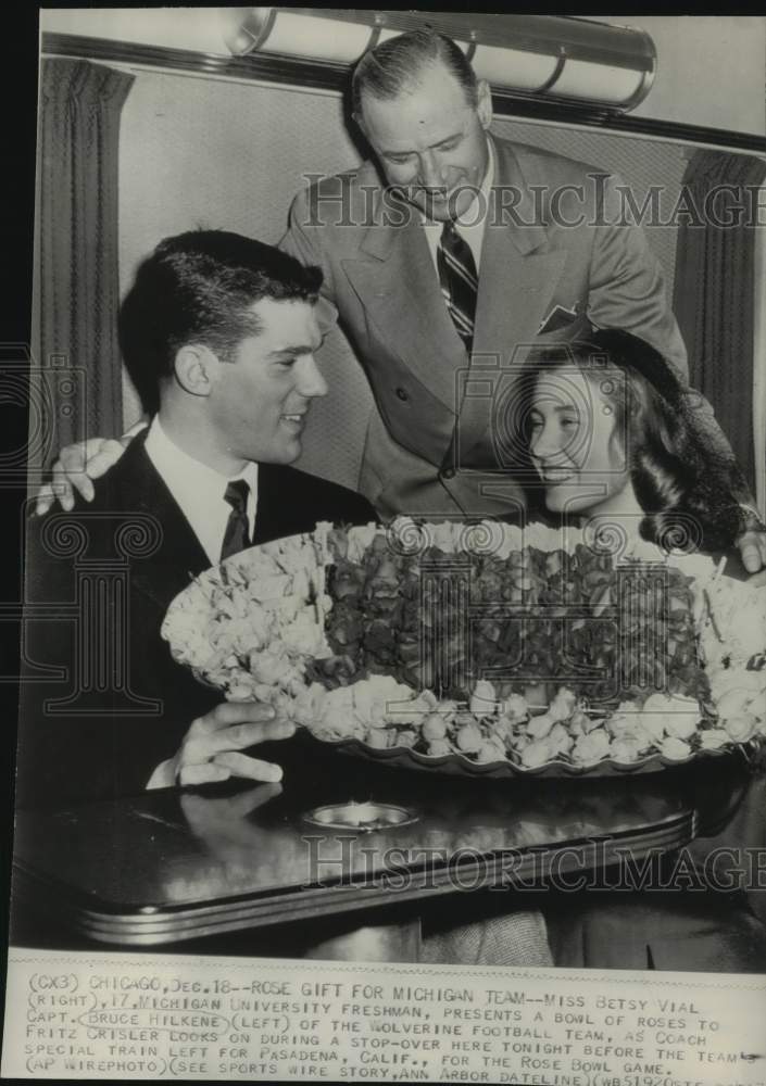 1947 Press Photo Wolverine&#39;s Bruce Hilkene, coach Fritz Crisler, Betsy Vial, IL - Historic Images