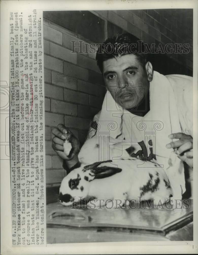 1951 Press Photo Indians&#39; pitcher Mike Garcia &amp; rabbit, baseball, Cleveland, OH - Historic Images