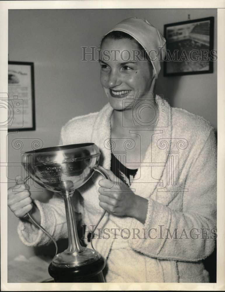 1947 Press Photo National Amateur Swim Champion Ann Curtis In Seattle Washington - Historic Images