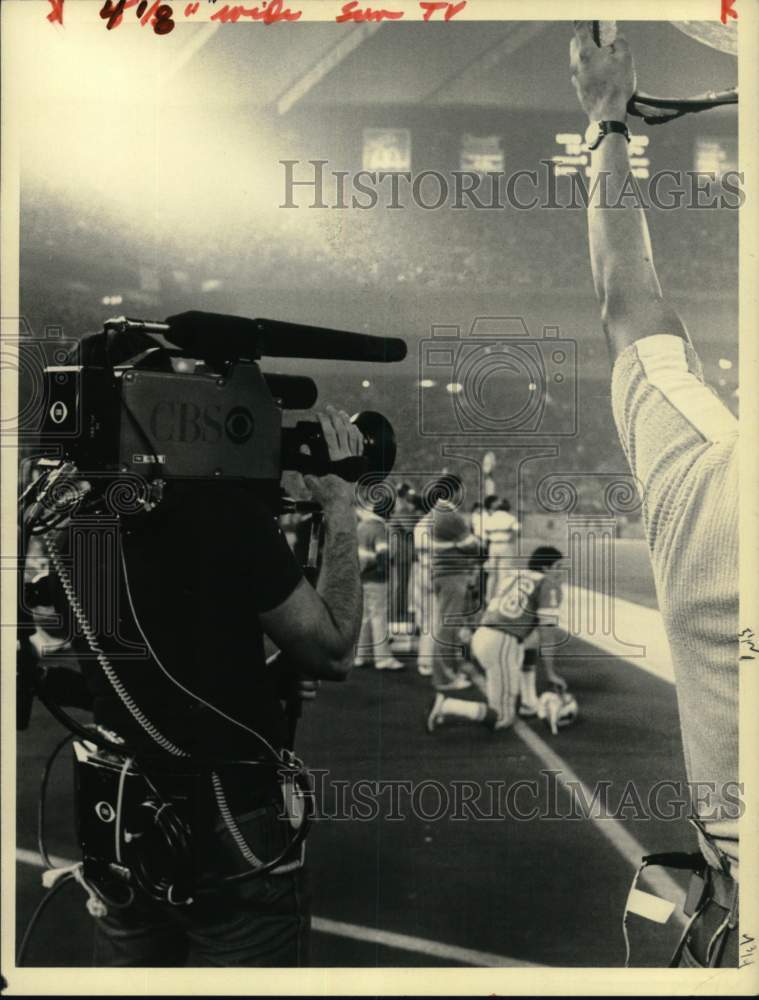 1982 Press Photo Columbia Broadcasting System Using Portable Camera For Football- Historic Images