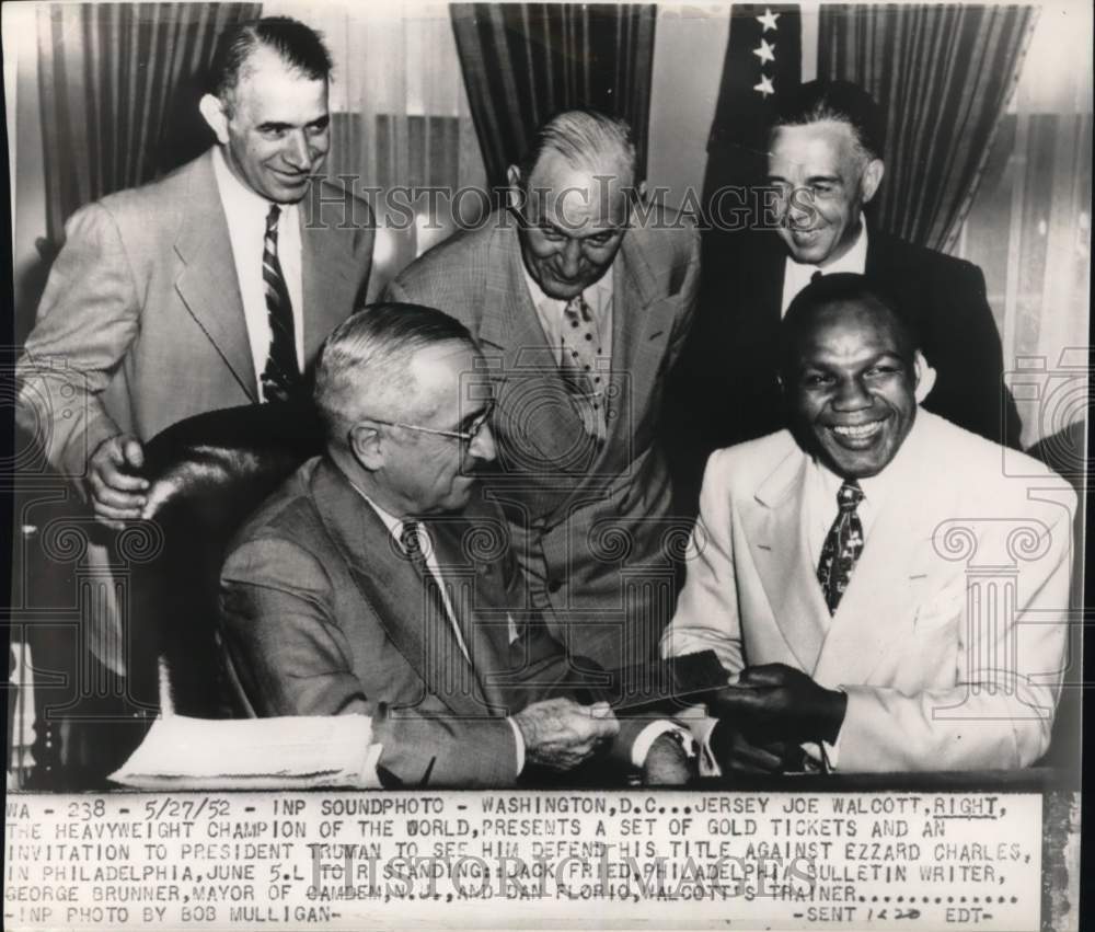 1952 Press Photo President Truman &amp; boxer Jersey Joe Walcott, Washington, D.C.- Historic Images