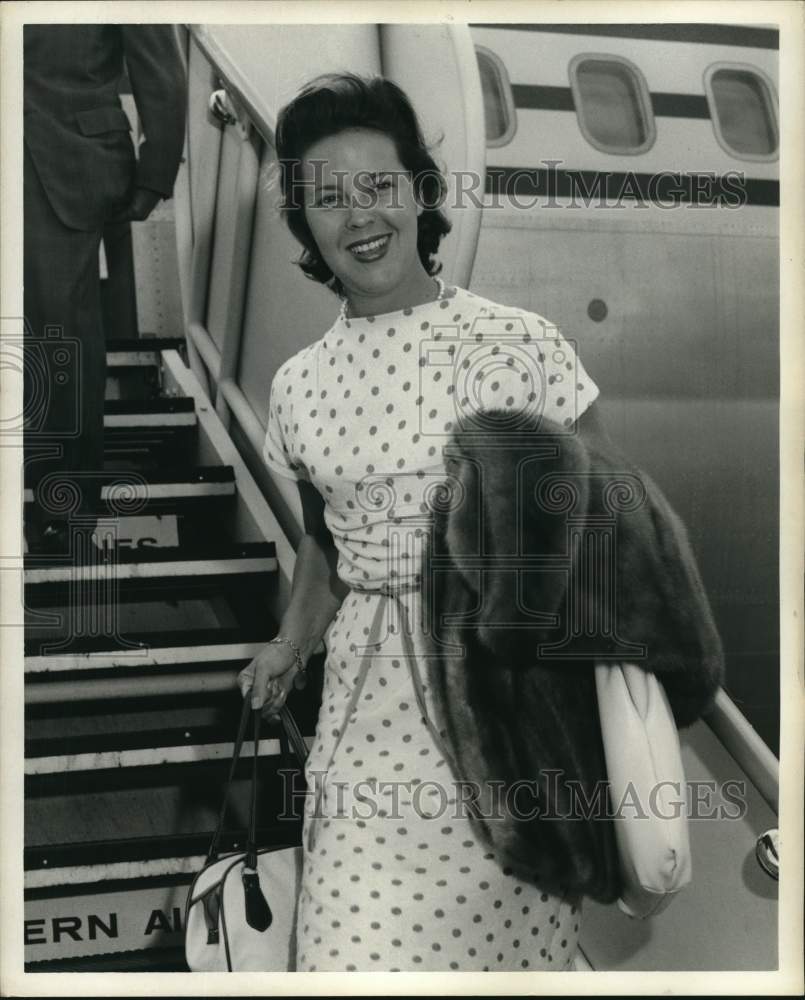 1961 Press Photo Wife of golfer Gary Player arrives at Sea-Tac Airport, WA- Historic Images