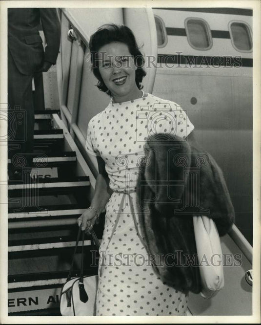 1961 Press Photo Wife of golfer Gary Player arrives at Sea-Tac Airport, WA- Historic Images