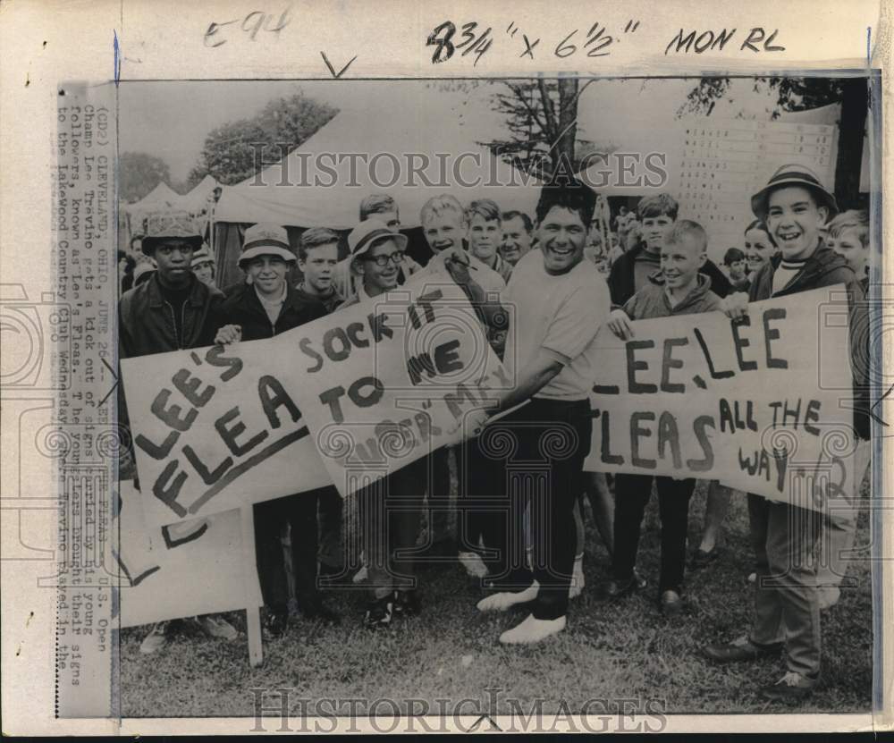 1968 Press Photo Champion Golfer Lee Trevino With Lee&#39;s Feas Gallery Signs - Historic Images