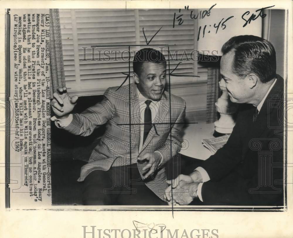 1967 Press Photo Baseball Shortstop Maury Willls, Pirates' Joe Brown - pis20951- Historic Images