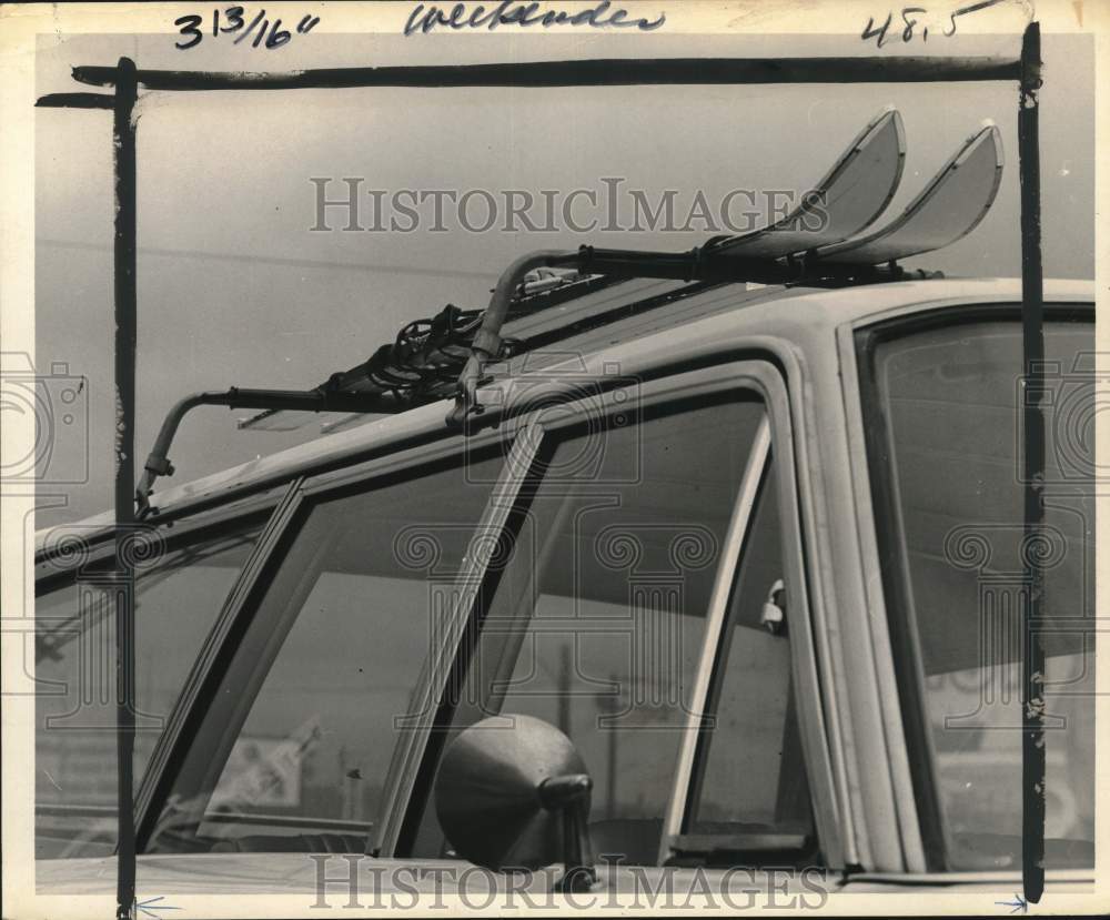 1967 Press Photo Snow Skis Shown Mounted Wrong With Tips Forward On Top Of Car - Historic Images