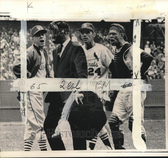 1964 Press Photo Baseball Umpire Bill McKinley Getting Yelled At By Cardinals - Historic Images