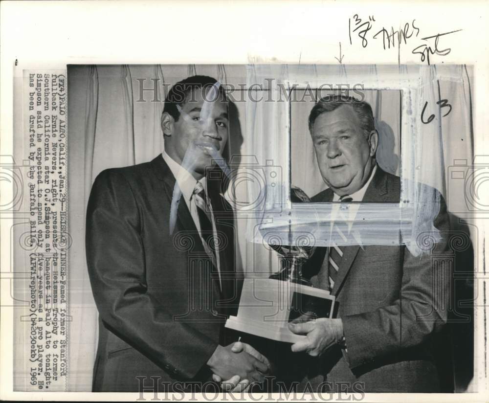 1969 Press Photo Heisman Football Trophy Winner O.J. Simpson With Ernie Nevers - Historic Images