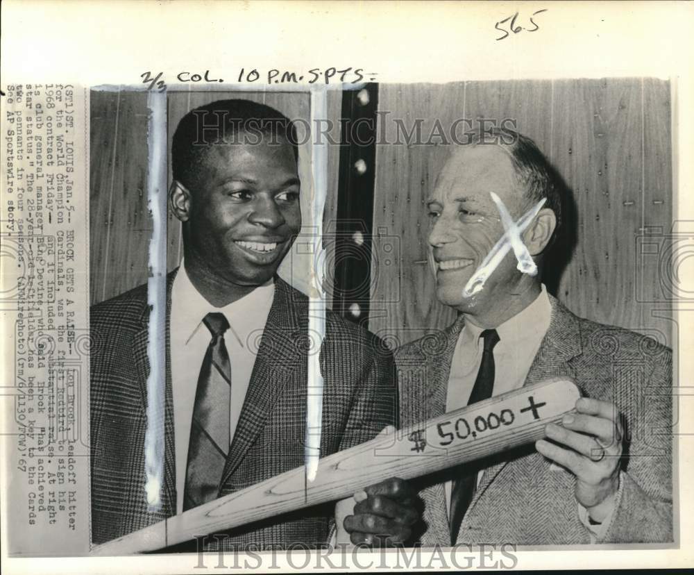 1967 Press Photo St. Louis Cardinal Baseball Team&#39;s Lou Brock And Bing Devine - Historic Images