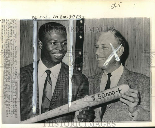 1967 Press Photo St. Louis Cardinal Baseball Team's Lou Brock And Bing Devine - Historic Images