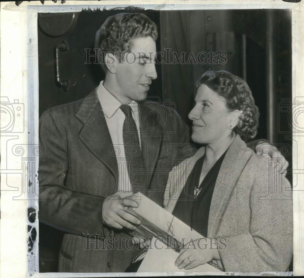 1942 Press Photo Baseball&#39;s Phil Rizzuto And Mother Rose, As He Heads To Navy- Historic Images