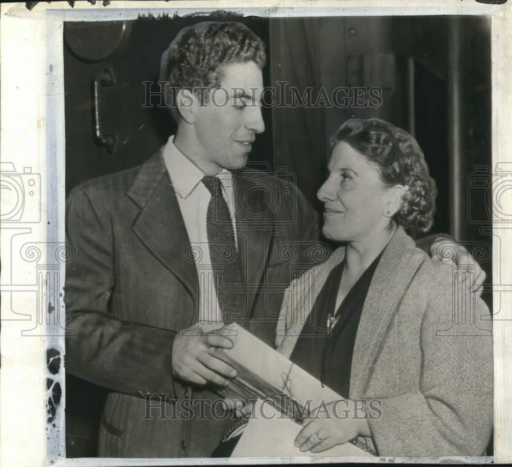 1942 Press Photo Baseball's Phil Rizzuto And Mother Rose, As He Heads To Navy- Historic Images