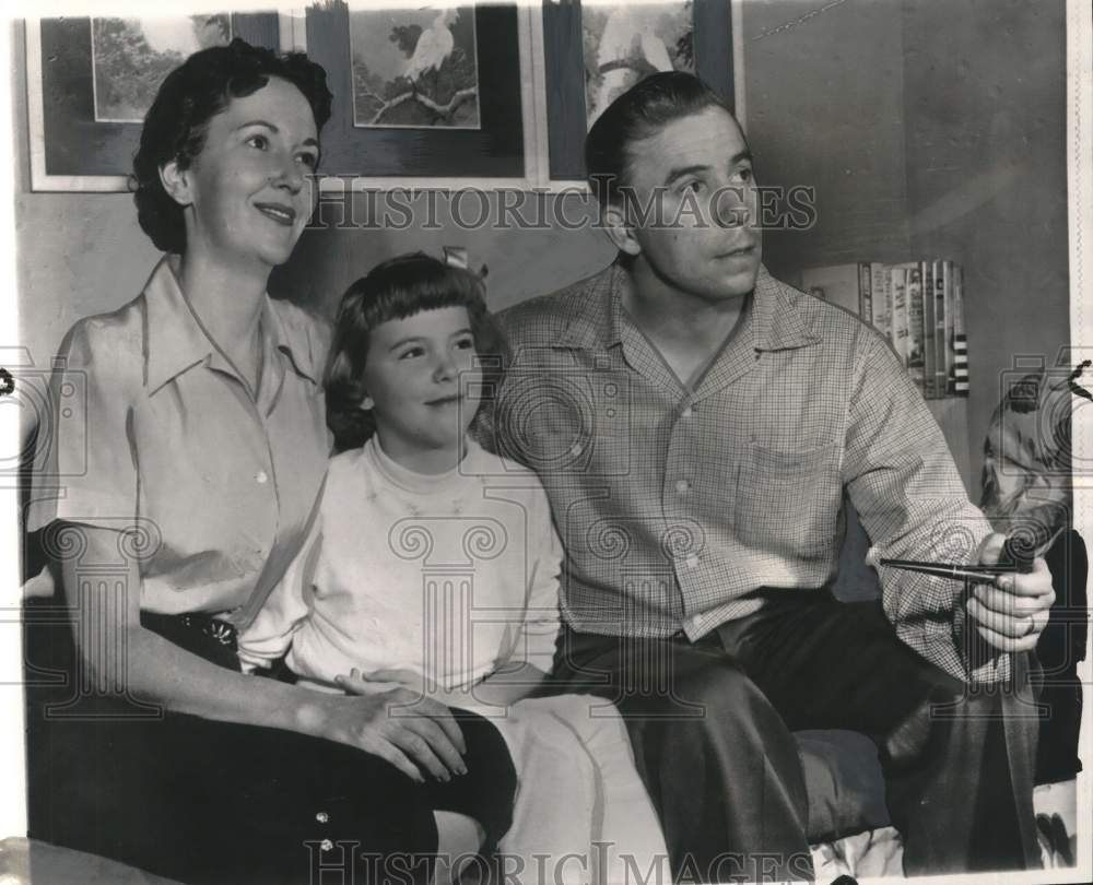 1953 Press Photo Baseball&#39;s Pee Wee Reese Listens To Radio With Wife, Daughter- Historic Images