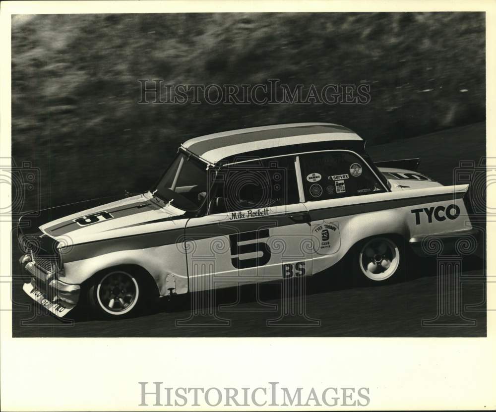 1974 Press Photo Sports Car Racer Mike Rockett Shows His Tyco Toy-Sponsorship- Historic Images