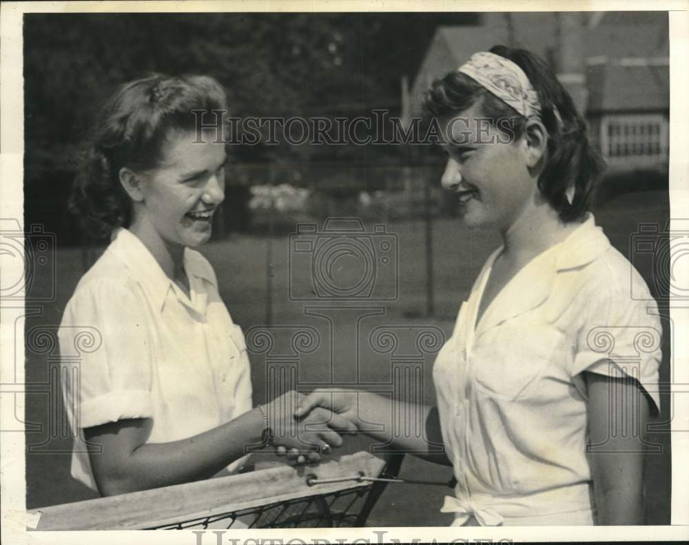 1945 Press Photo Tennis Players Shirley Fry And Jean Doyle In Philadelphia - Historic Images