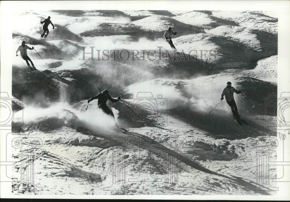 1977 Press Photo Enjoyable Mogul Skiing In The Rockies For This Lucky Bunch- Historic Images