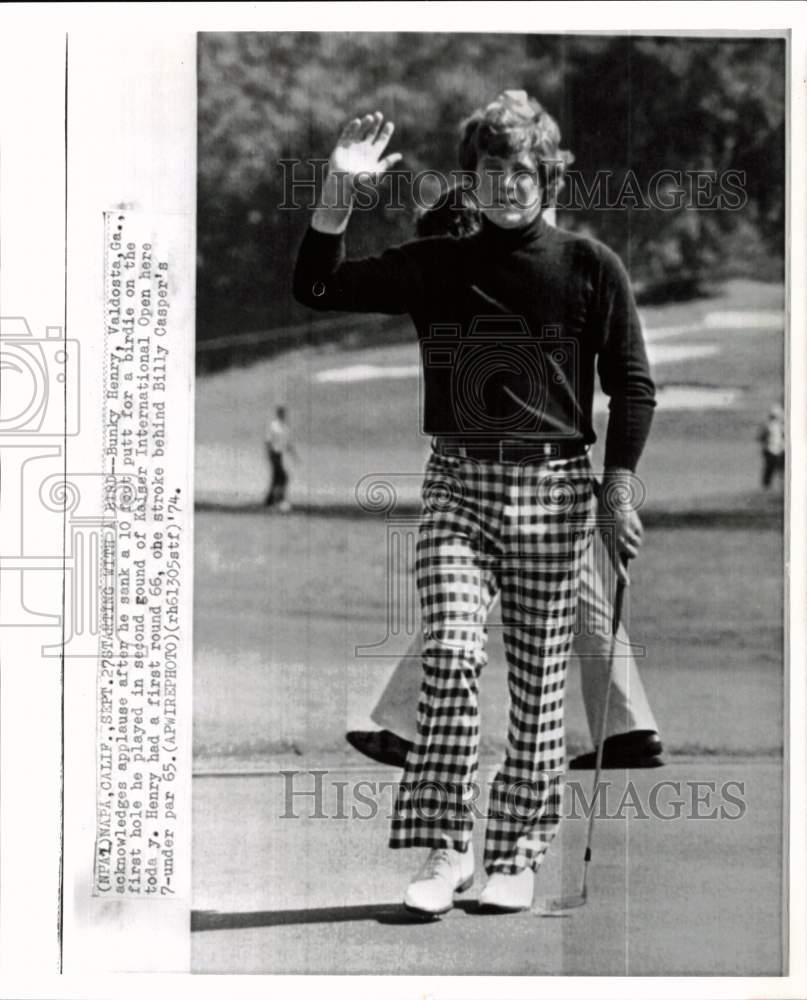 1974 Press Photo Golfer Bunky Henry Waves after Sinking 10-Foot Putt, California- Historic Images