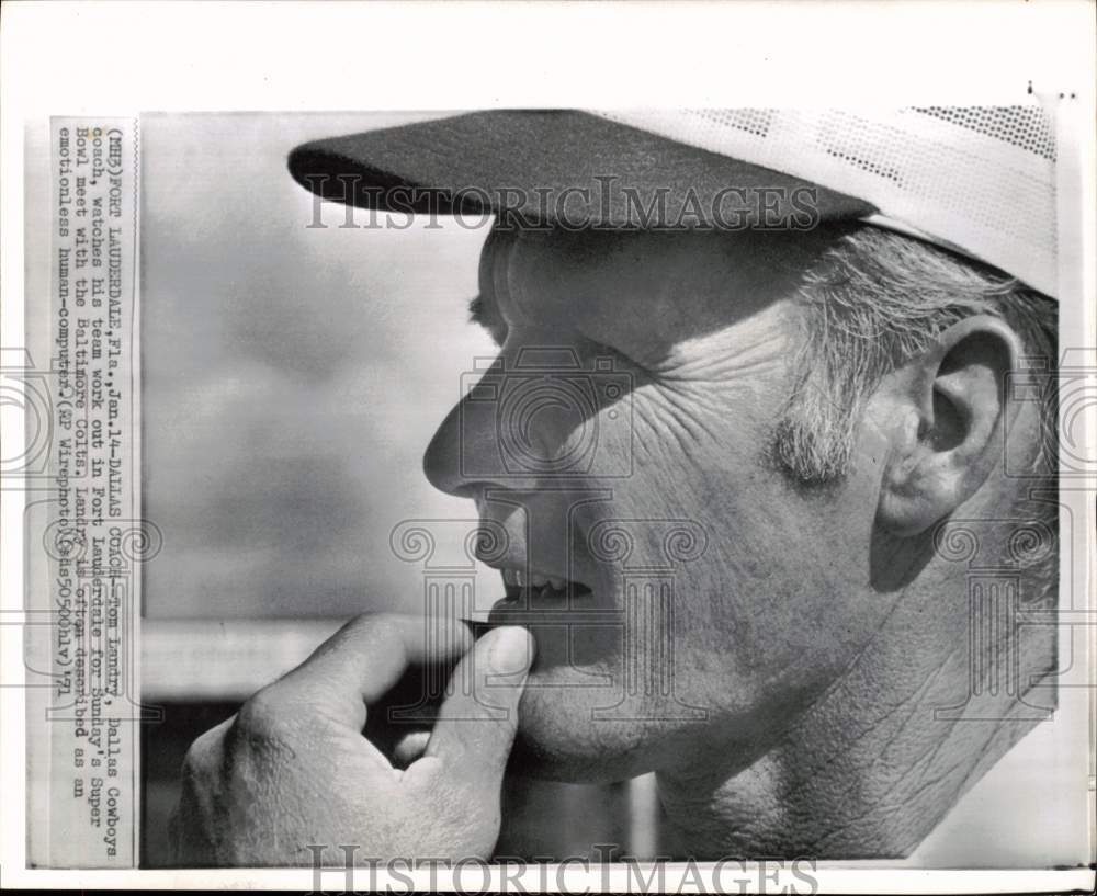 1971 Press Photo Dallas Cowboys&#39; Tom Landry Watches Team Work Out, Florida - Historic Images