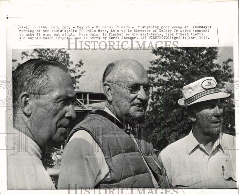 1972 Press Photo Indianapolis 500-mile race director Jo Quinn and his assistants - Historic Images