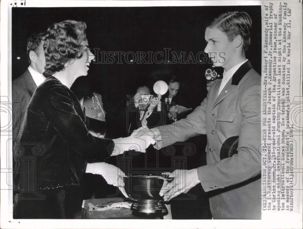 1961 Press Photo Carlos Damm Jr. receives Kennedy trophy, Washington Horse Show - Historic Images